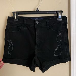 Hollister- Black High-Rise Shorts 3”